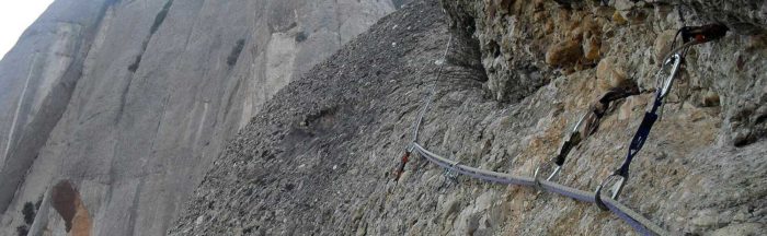 Potes d'estanteries que simulen ser bongs al penúltim llarg